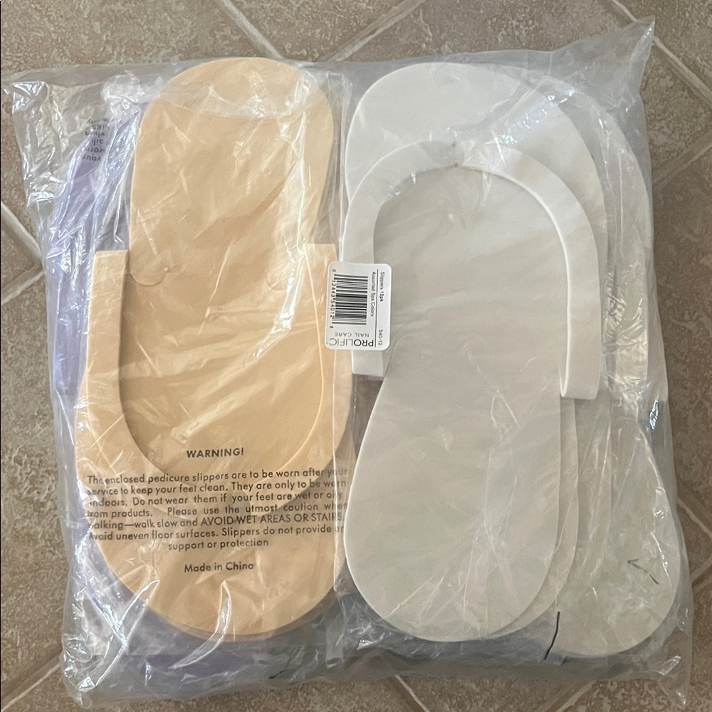 Pack of Disposable Spa Slippers in Cream and White